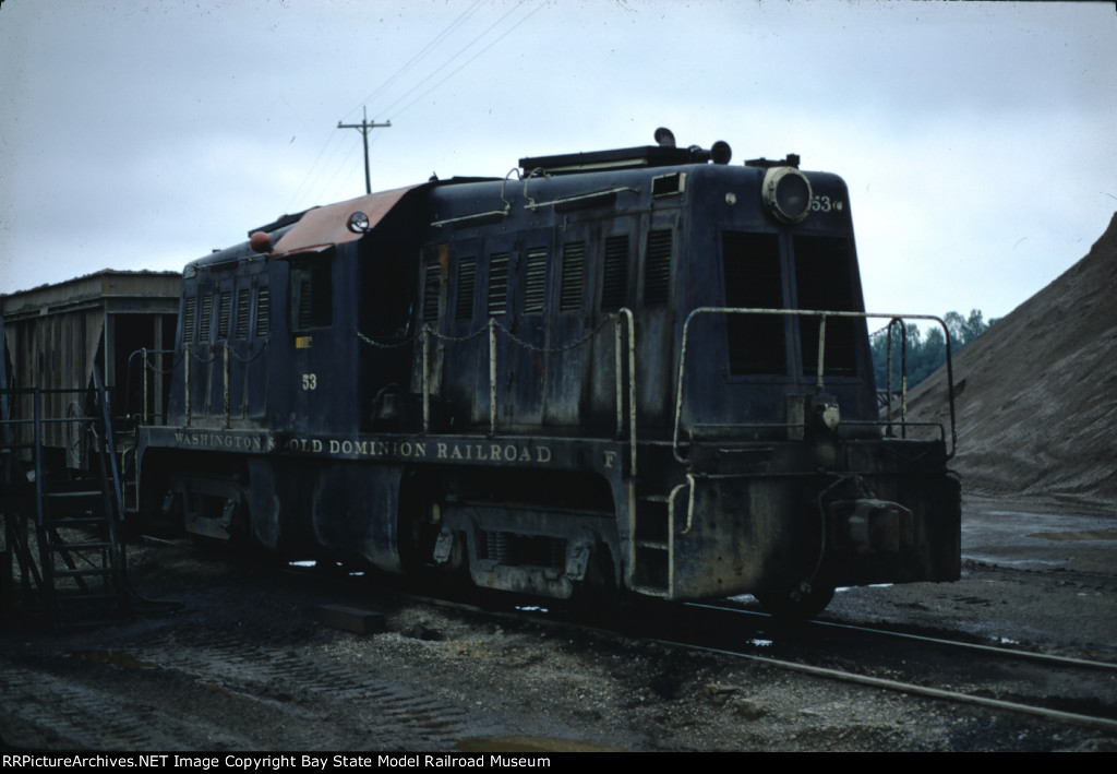 American Aggregates Corp. 65-tonner no. 53, still in Washington & Old Dominion paint